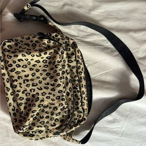 EUC BAGGU Fanny Pack in Honey Leopard